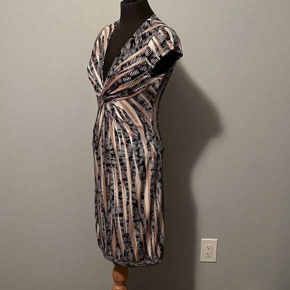 BCBGMaxAzaria Women's Tan & Black Twist Front Fitted Laila Jersey Sheath Dress - Picture 4 of 10